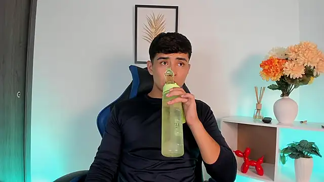 Thiago Connor21 online show from May 1, 2026, 11:32 pm