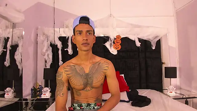 Snapshot of Latin_Pleasures chatting on October 20, 2025, 7:47 pm Latin Pleasures online show from October 20, 2025, 7:47 pm