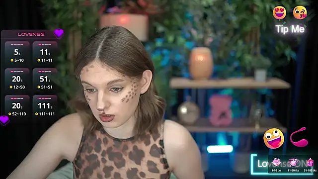 Snapshot of xoxo_molly chatting on October 31, 2025, 8:05 pm xoxo molly online show from October 31, 2025, 8:05 pm