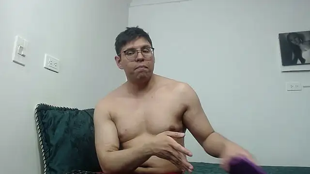 MikeandLindsay online show from November 25, 2025, 9:59 pm