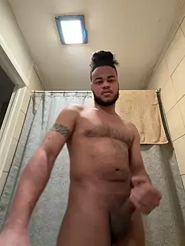 familia0210 online show from February 11, 2026, 10:31 pm