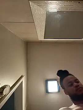 familia0210 online show from November 5, 2025, 8:34 pm