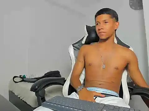 Snapshot of MaxVibe420 chatting on October 14, 2025, 7:47 pm MaxVibe420 online show from October 14, 2025, 7:47 pm