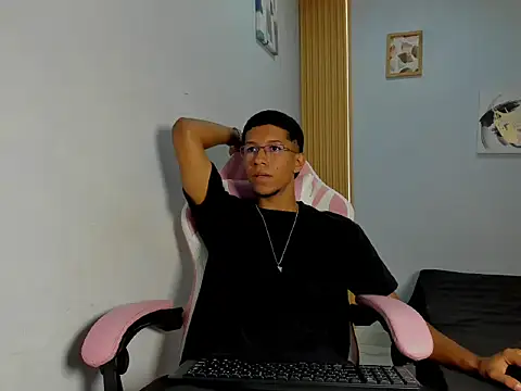 Snapshot of MaxVibe420 chatting on October 7, 2025, 1:23 pm MaxVibe420 online show from October 7, 2025, 1:23 pm
