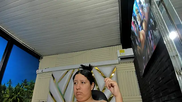 DulcineaSaenz online show from October 8, 2025, 7:47 pm