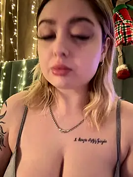 Snapshot of KellyMoors chatting on December 20, 2025, 1:41 am KellyMoors online show from December 20, 2025, 1:41 am