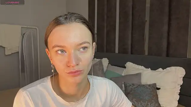 EvaToniz online show from December 21, 2025, 1:08 am