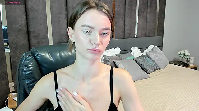 EvaToniz online show from October 30, 2025, 1:04 am