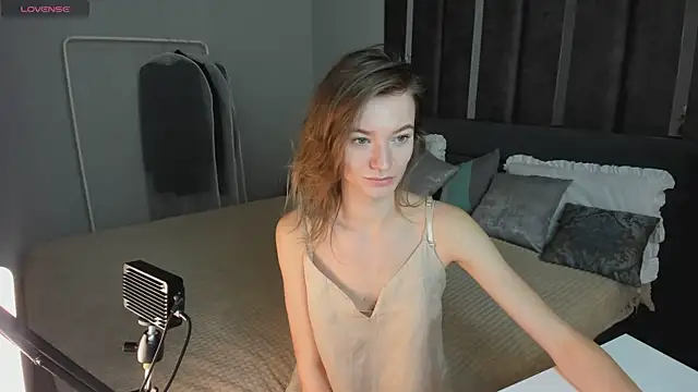 EvaToniz online show from December 1, 2025, 1:06 am