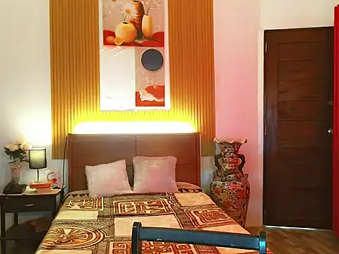 fallinLunaxX online show from November 6, 2025, 8:18 am