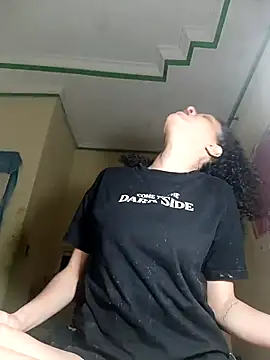 Larissinhamm online show from October 28, 2025, 2:01 am