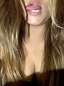 hottylover03 online show from October 7, 2025, 7:31 am