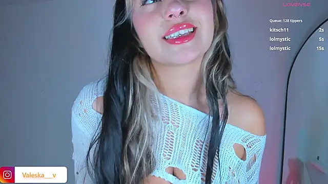 Snapshot of valeska__V chatting on November 2, 2025, 4:06 am valeska V online show from November 2, 2025, 4:06 am