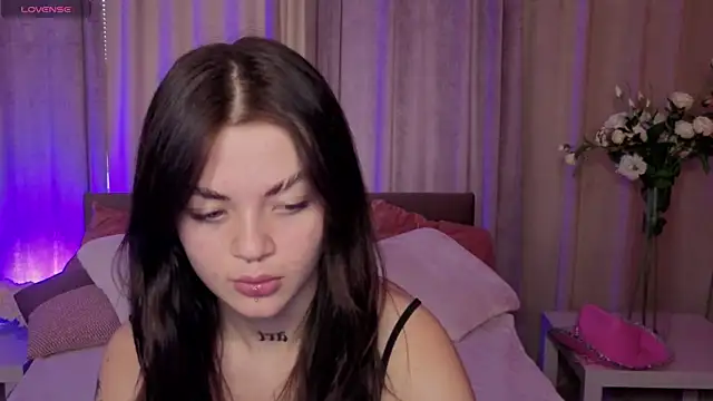MiaWednesday online show from October 11, 2025, 1:56 pm