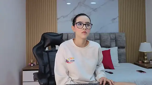 Snapshot of angel__kiss chatting on February 24, 2026, 11:44 am angel kiss online show from February 24, 2026, 11:44 am