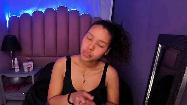 Snapshot of AriaVega chatting on November 6, 2025, 11:14 am AriaVega online show from November 6, 2025, 11:14 am