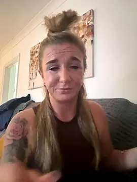 MimiMaee online show from October 20, 2025, 10:27 am