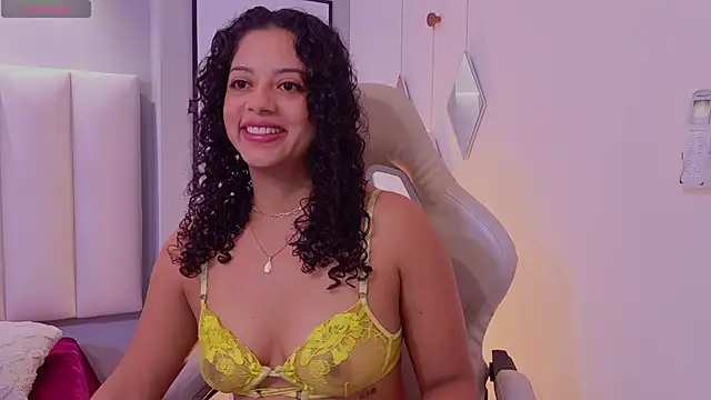 CamilaLevy online show from May 18, 2026, 12:32 pm