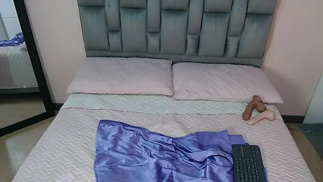 Snapshot of Kitty_foxx_ chatting on October 9, 2025, 2:17 pm Kitty foxx online show from October 9, 2025, 2:17 pm