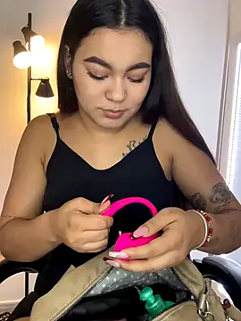 Snapshot of _Sarita_1 chatting on December 4, 2025, 2:43 am Sarita 1 online show from December 4, 2025, 2:43 am