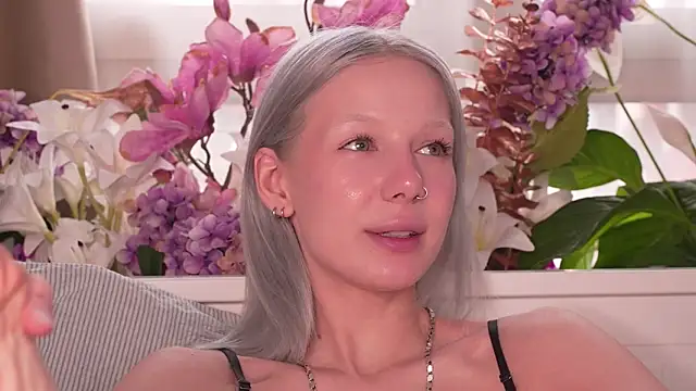 RanyThomson online show from November 9, 2025, 1:48 pm