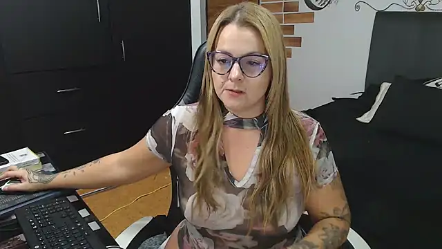 perlagoloza05 online show from December 15, 2025, 2:39 am