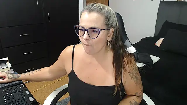 perlagoloza05 online show from November 9, 2025, 3:32 am