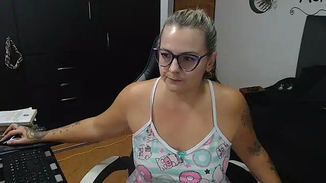 perlagoloza05 online show from November 11, 2025, 2:50 am