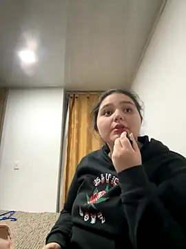 Snapshot of CristalUwU chatting on October 3, 2025, 11:17 pm CristalUwU online show from October 3, 2025, 11:17 pm