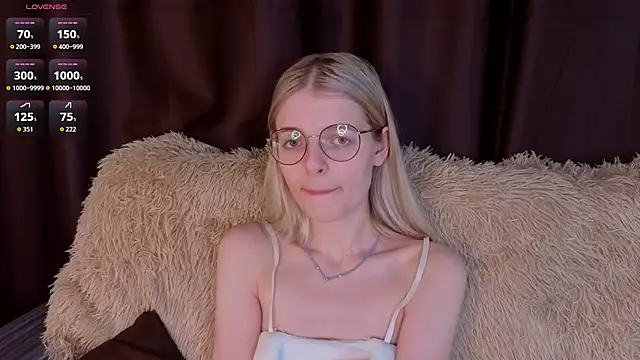 MonicaShiny online show from October 27, 2025, 6:42 pm