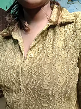 Snapshot of Laura_43 chatting on November 7, 2025, 7:40 pm Laura 43 online show from November 7, 2025, 7:40 pm