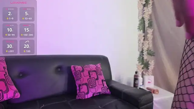 Snapshot of Alina_Chapman chatting on October 29, 2025, 11:47 pm Alina Chapman online show from October 29, 2025, 11:47 pm