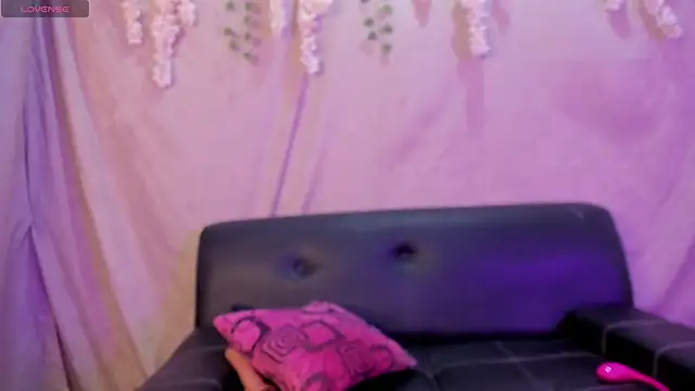 Snapshot of Alina_Chapman chatting on October 22, 2025, 11:58 pm Alina Chapman online show from October 22, 2025, 11:58 pm