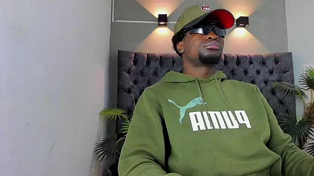 COMPTON 01 online show from November 18, 2025, 3:43 am