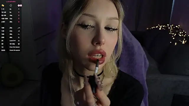 Snapshot of Alice_L0 chatting on October 7, 2025, 8:15 am Alice L0 online show from October 7, 2025, 8:15 am