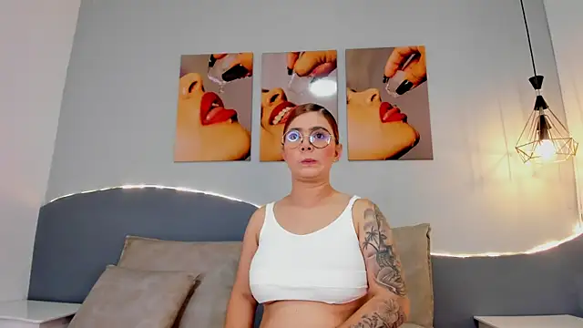 Snapshot of LuliJones chatting on October 19, 2025, 12:41 pm LuliJones online show from October 19, 2025, 12:41 pm