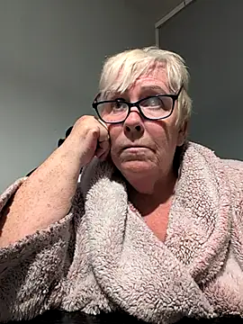 Playful MILF Demi online show from October 23, 2025, 7:34 pm