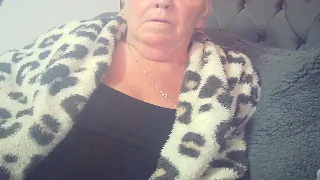 Playful MILF Demi online show from May 8, 2026, 9:40 pm