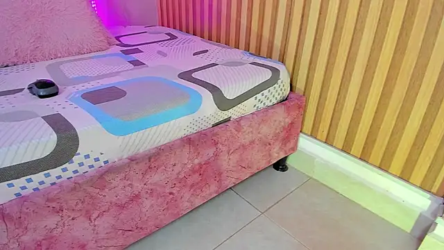 Malory  Jones online show from October 16, 2025, 6:27 pm