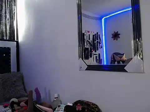 Aron and Queen Annie online show from December 1, 2025, 9:15 pm