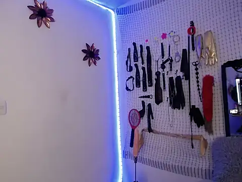 Aron and Queen Annie online show from December 5, 2025, 9:01 pm