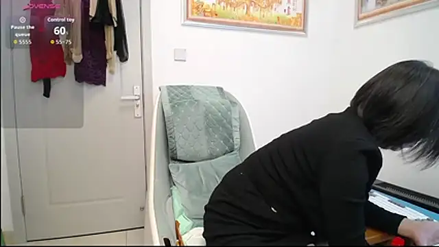 selinajuan online show from November 20, 2025, 2:40 pm