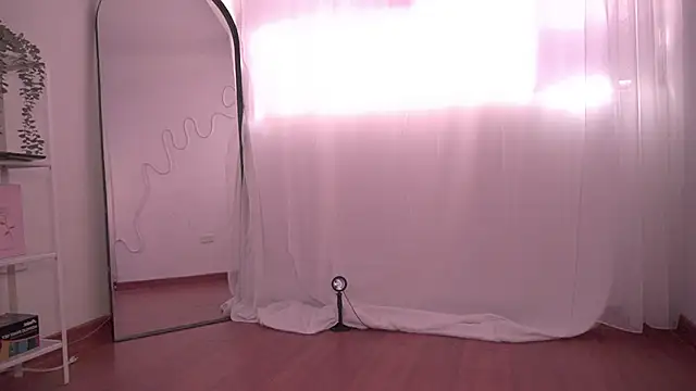 Snapshot of _issy chatting on October 23, 2025, 2:16 pm issy online show from October 23, 2025, 2:16 pm