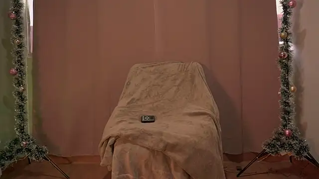 Snapshot of _issy chatting on December 21, 2025, 1:13 pm issy online show from December 21, 2025, 1:13 pm