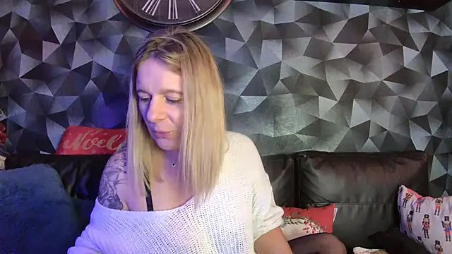 Delichieuse5 online show from December 3, 2025, 8:52 pm