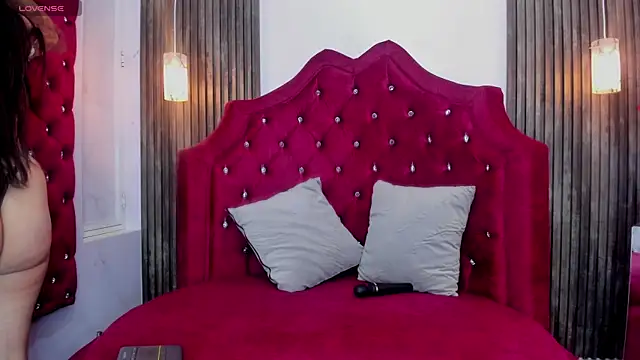 Laia 18 online show from November 11, 2025, 10:47 pm