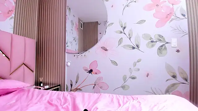 Laia 18 online show from November 23, 2025, 12:15 pm