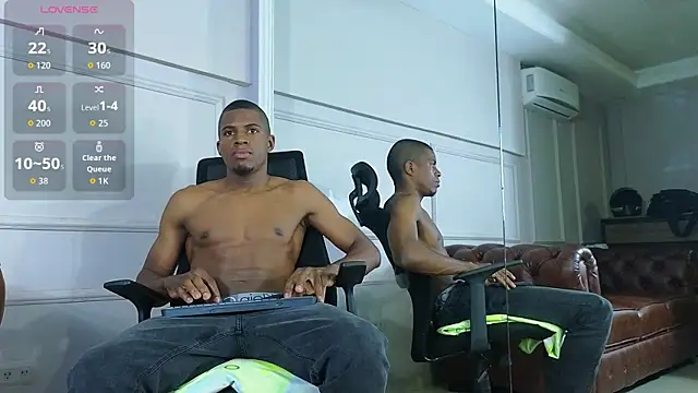 Snapshot of DereckWolf_ chatting on November 4, 2025, 11:36 am DereckWolf online show from November 4, 2025, 11:36 am