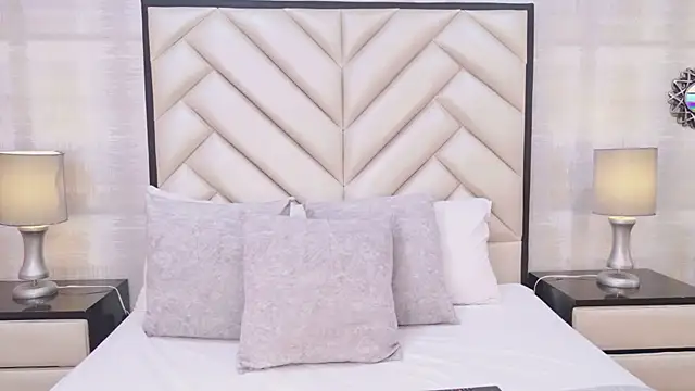 CristalShayy online show from April 6, 2026, 12:17 pm