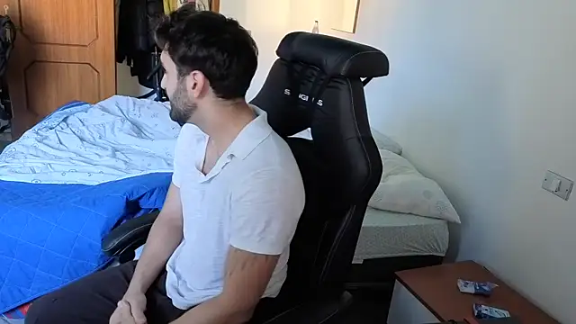 Al3xox02 online show from April 4, 2026, 12:34 pm